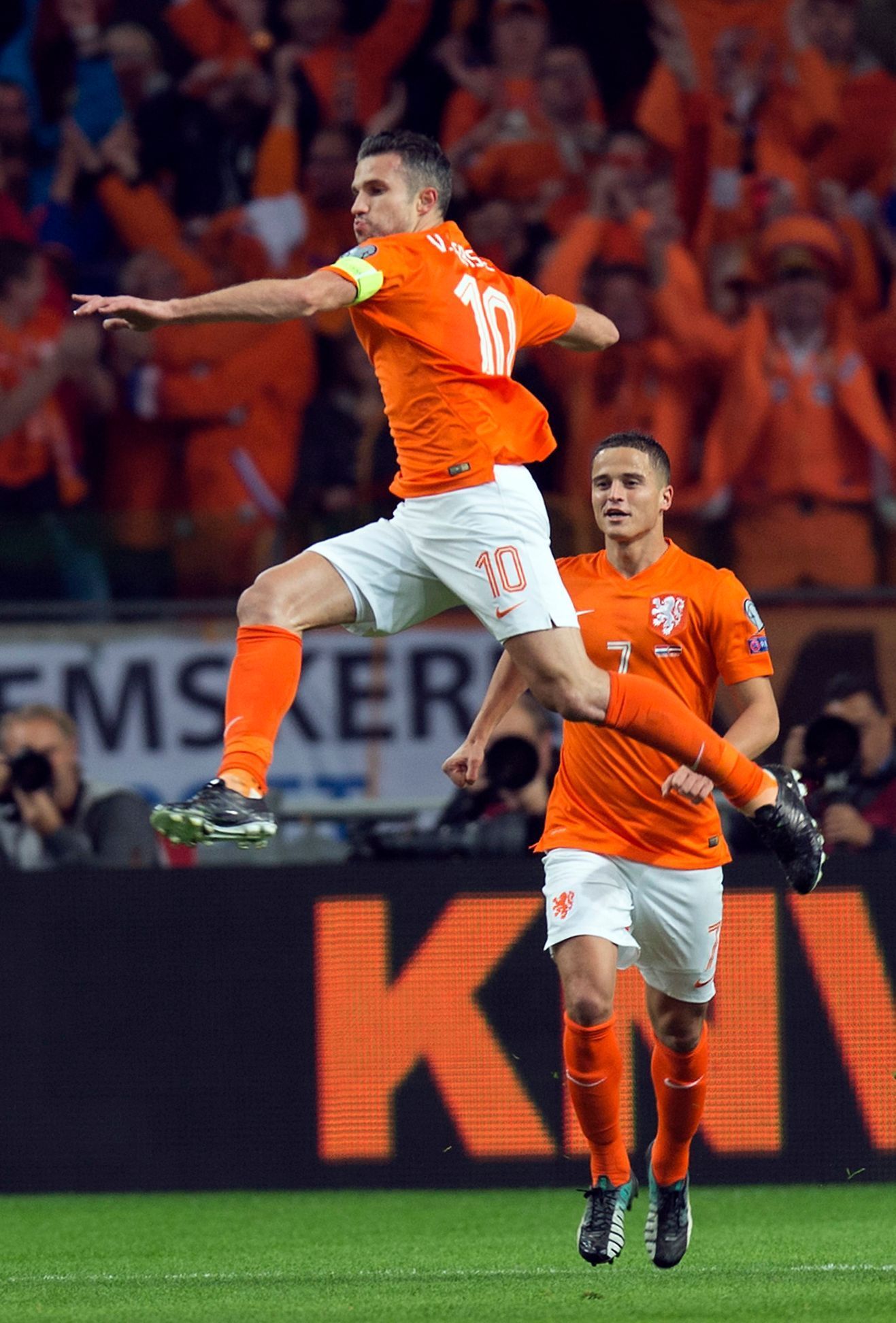 Nizozemsko - Lotyšsko (Robin van Persie slaví gól)