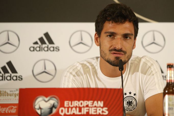 Mats Hummels na TK před zápasem s českým týmem v kvalifikaci na MS 2018