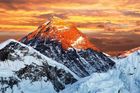 Tyčí se do výšky 8848,86 metru nad mořem. Mount Everest.