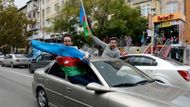Oslavy v ulicích ázerbajdžánského Baku oslavující dobytí karabašské Šuši / Šuše.