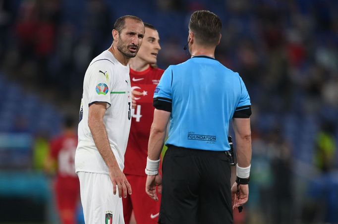 Giorgio Chiellini a rozhodčí Danny Makkelie v zápase Turecko - Itálie na ME 2020