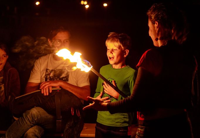 Zahájení divadelního festivalu Kult na jezeře Milada nedaleko Ústí nad Labem.