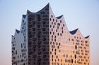 „Budova je obrovská, přes 100 metrů dlouhá, 110 metrů vysoká ve špici na západě a 85 metrů ve špici na východě,“ říká jeden z architektů švýcarské kanceláře Herzog & de Meuron o filharmonii, která má při pohledu shora téměř trojúhelníkový tvar.