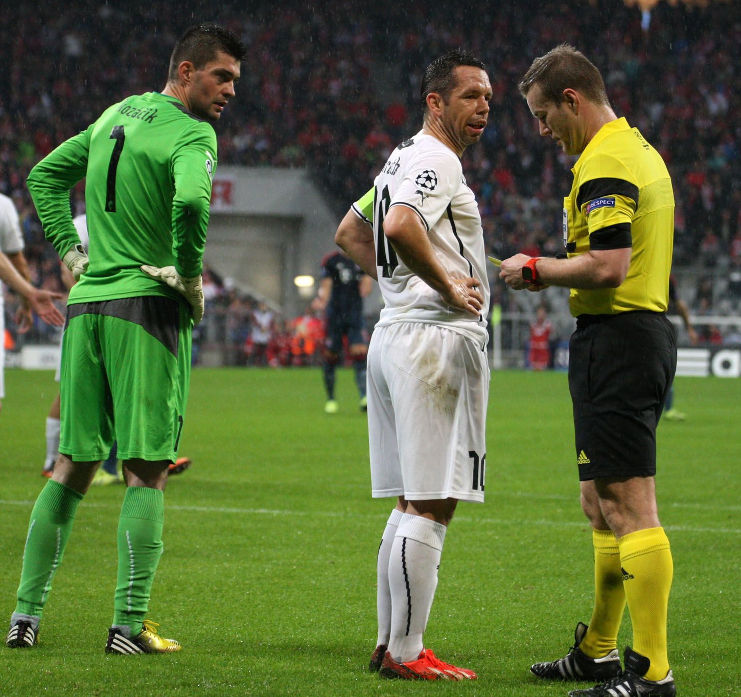 LM, Bayern Mnichov - Plzeň: Matúš Kozáčik, Pavel Horváth a rozhodčí Alan Kelly