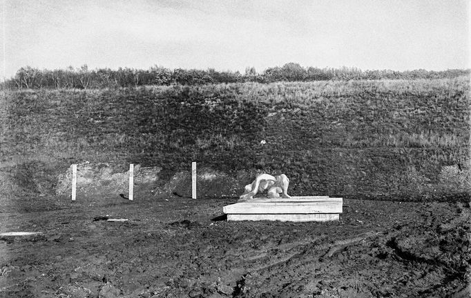 Fotografie z historie Kobyliské střelnice v Praze 8, který byla dějištěm řady poprav během Heydrichiády. Dnes je zde zřízen Památník protifašistického odboje.