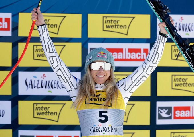 Bronzová Ester Ledecká při květinovém ceremoniálu po sjezdu žen na MS v Saalbachu 2025