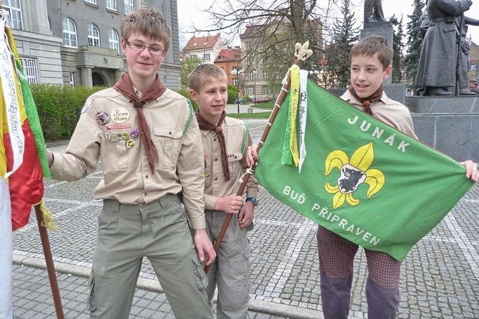 Oslava 100 let českého skautingu v Plzni: Oddíly si přinesly své vlajky, na které jim byly dány pamětní stuhy.