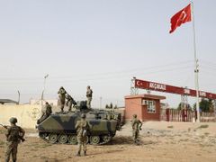 Turecko oznámilo, že zastaví zbrojní dodávky směřující do Sýrie, odkud bylo v posledních dnech několikrát ostřelováno.