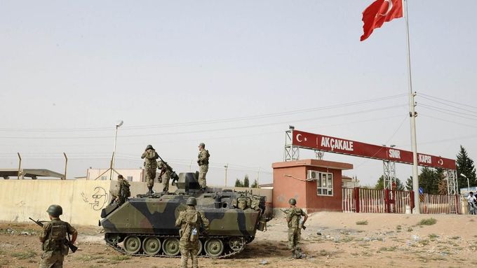 Turečtí vojáci hlídají hranice se Sýrií