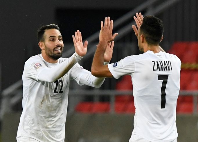 Eran Zahavi a Eyal Golasa v zápase Ligy národů mezi Slovenskem a Izraelem