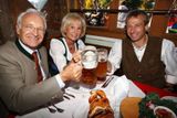 Bývalý německý premiér Edmund Stoiber se spolu se svojí manželkou Karin setkal na mnichovském Oktoberfestu s trenérem Bayernu Mnichuv Jürgenem Klinsmannem (vpravo).