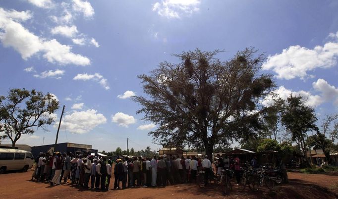 Villagers queue to cast their ballots during a mock-vote for the U.S. presidential elections in the ancestral home of U.S. President Barack Obama in Nyangoma Kogelo, 430 km (367 miles) west of Kenya's capital Nairobi, November 6, 2012. The mock vote was organised by Kenyan comedians. REUTERS/Thomas Mukoya (KENYA - Tags: SOCIETY ELECTIONS POLITICS) Published: Lis. 6, 2012, 9:53 dop.