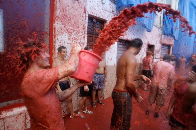 Na tradiční rajčatovou bitvu La Tomatina v městečku Buňol na východě Španělska padla stovka tun rajčat. Události se účastnilo na čtyřicet tisíc lidí a asistovalo na 120 dobrovolníků z civilní ochrany. Zvědavé turisty z Madridu sem dopravilo sedmnáct speciálních vlaků.