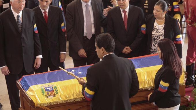 Nástupce Huga Cháveze Nicolás Maduro pokládá meč na rakev zemřelého vůdce.