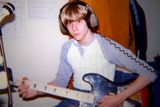 Cobain se narodil 20. února 1967 v dřevařském městečku Aberdeenu, které leží asi sto kilometrů jihozápadně od Seattlu, metropole stylu grunge. V sedmi letech se mu rozvedli rodiče a následovalo pendlování mezi nimi i přespávání u příbuzných, osamělost, deprese, v pubertě pak únik k punkové muzice a první experimenty s návykovými látkami.