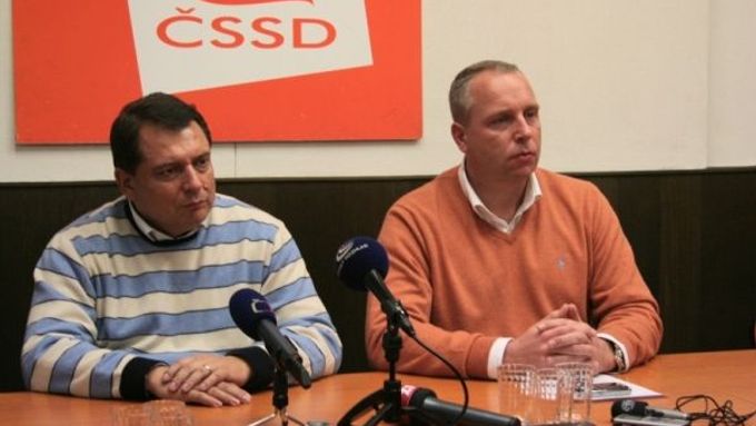 Petr Benda (v pravo) na společné tiskové konferenci s Jiřím Paroubkem