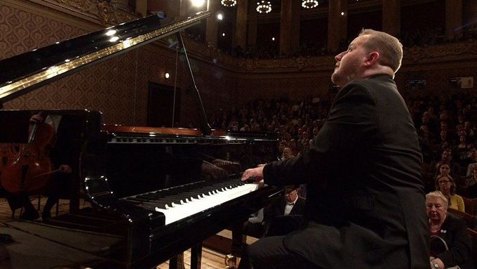 Na klavírním recitálu v roce 2017 hrál Lukáš Vondráček Nováka, Smetanu, Chopina, Brahmse a Mozarta.