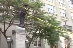 Demonstranti v USA strhli sochu vojáka Konfederace. Na protest proti násilí v Charlottesville