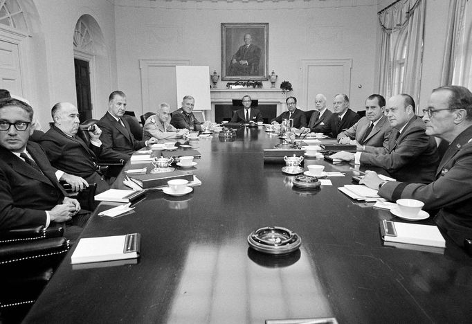 Prezident Richard Nixon jedná s poradci o válce ve Vietnamu v Zasedací místnosti Bílého domu ve Washingtonu, D.C., 12. září 1969.