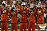 Španělé s upomínkovou replikou Davis Cupu