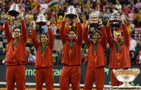 Španělé s upomínkovou replikou Davis Cupu