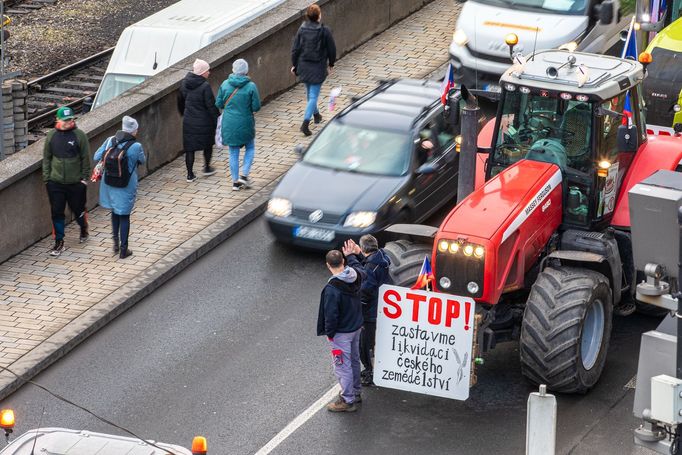 Protest části zemědělců s traktory v Praze na magistrále a před ministerstvem zemědělství, 19. 2. 2024.