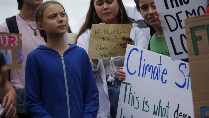 Greta Thunbergová protestuje s americkými studenty před Bílým domem ve Washingtonu.