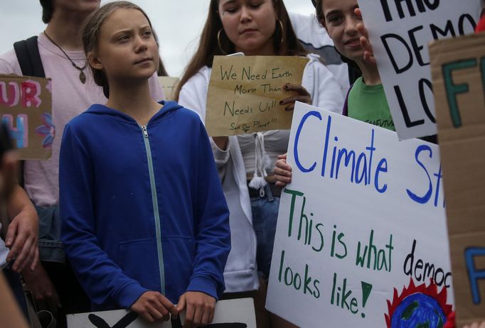 Greta Thunbergová protestuje s americkými studenty před Bílým domem ve Washingtonu.