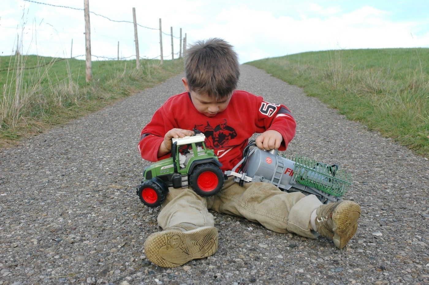 Dítě s traktorem