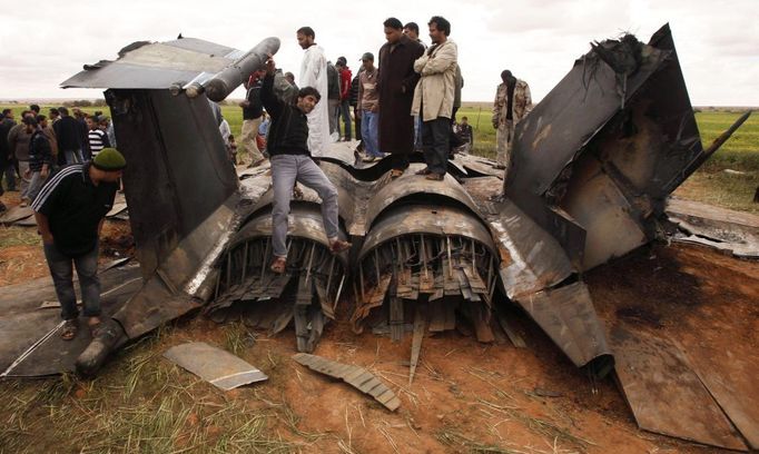 Libyjci si prohlížejí trosky F-15 nedaleko Benghání.