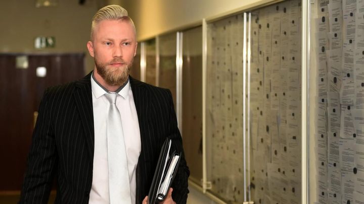 "Schovej ty drogy, jedou k nám domů." Zkorumpovaný policista je na 4,5 roku ve vězení