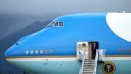 Opona se otevírá, první prezident nastupuje na scénu. Prezident Donald Trump přilétá v letadle Air Force One v pátek 15. srpna 2025 na základnu Joint Base Elmendorf-Richardson na Aljašce. Zakrátko se má setkat s ruským prezidentem Vladimirem Putinem.