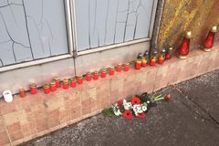 Jeden z horníků zůstává v kritickém stavu. V sobotu se v Česku rozezní sirény