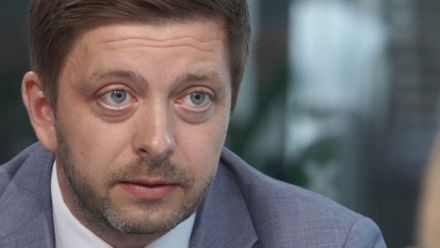 Babišova vláda neprospívá demokracii, přináší jen marketingová řešení, říká Rakušan