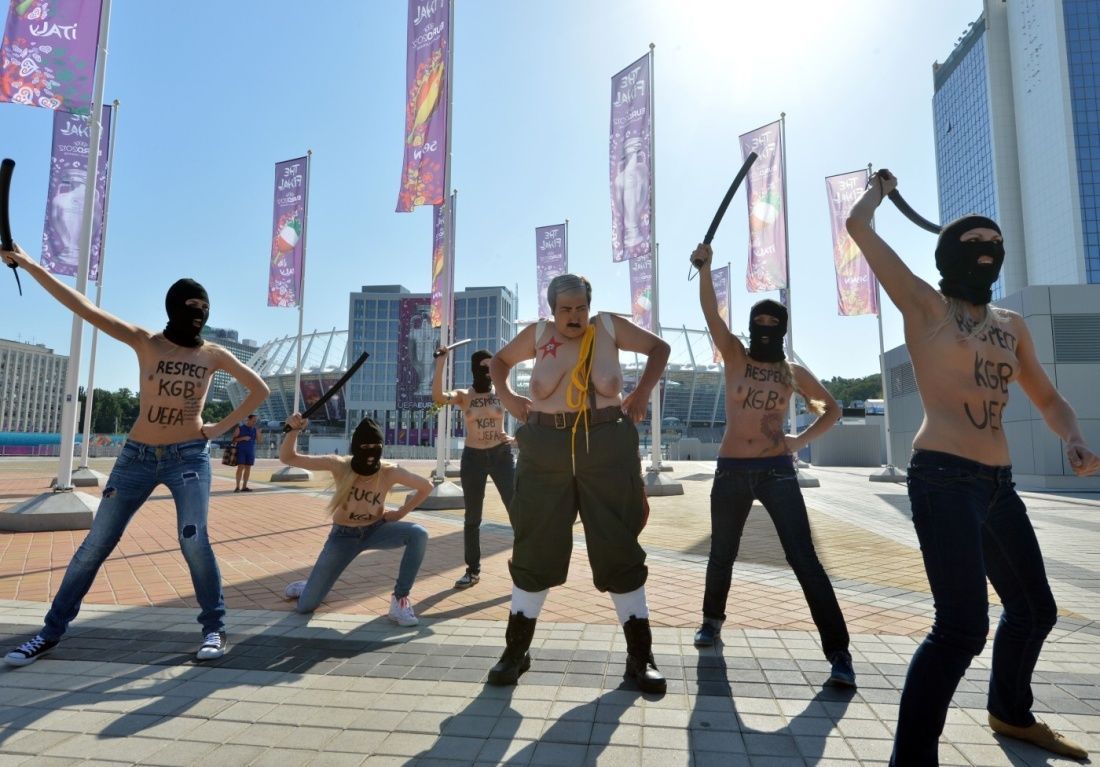 Protestující FEMEN-ky před finálem EURO