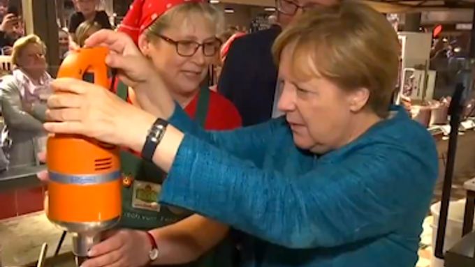 S politickou mentalitou Němců se to má tak, že nemají rádi velké vlny. Pokud se Merkelová opět spojí se socialisty bude to nuda, říká Martin Novák.