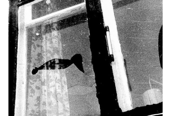 Poškození okna bytu č. 3, dům 12, ul. Dzeržinskij v Petrozavodsku po incidentu z 20. září 1977, zachyceno v časopisu „Astroloette“.