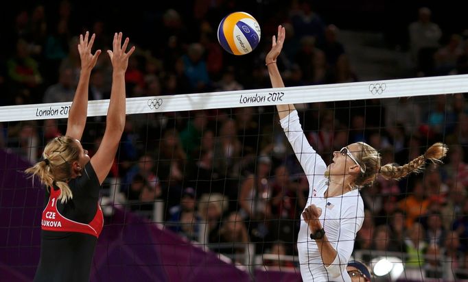 Americká plážová volejbalistka Kerri Walsh Jenningsová přehazuje Češku Markétu Slukovou na OH 2012 v Londýně.