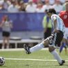 Argentinec Sergio Aguero vyrovnává ve finále MS do dvaceti let proti Česku na 1:1.