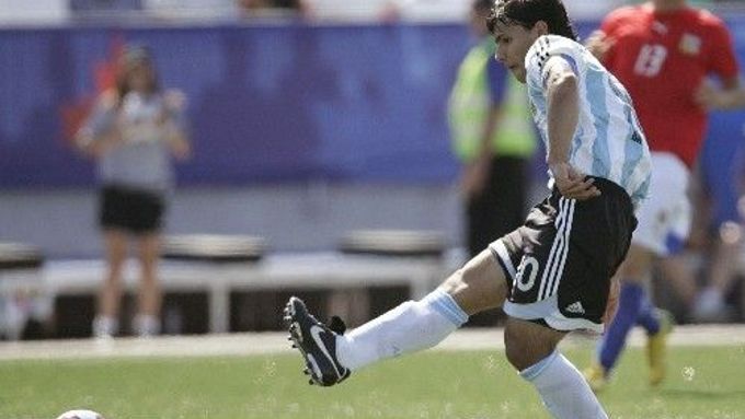 Argentinec Sergio Aguero vyrovnává ve finále MS do dvaceti let proti Česku na 1:1.