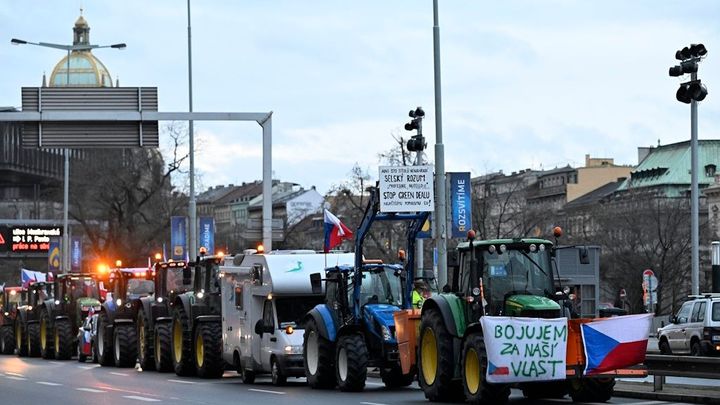Do Prahy se sjíždí zemědělci k protestní akci, dorazili k ministerstvu