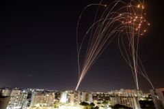 Při palestinském raketovém útoku na Tel Aviv zemřela žena. Rakety míří na bytové domy