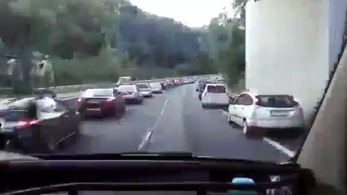 “Ukázková ulička při průjezdu na R35. Děkujeme řidičům,” napsala Zdravotnická záchranná služba Libereckého kraje pod video jejího zaměstnance.