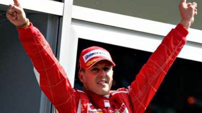 Německý Michael Schumacher ze stáje Ferrari slaví vítězství ve Velké ceně Itálie.