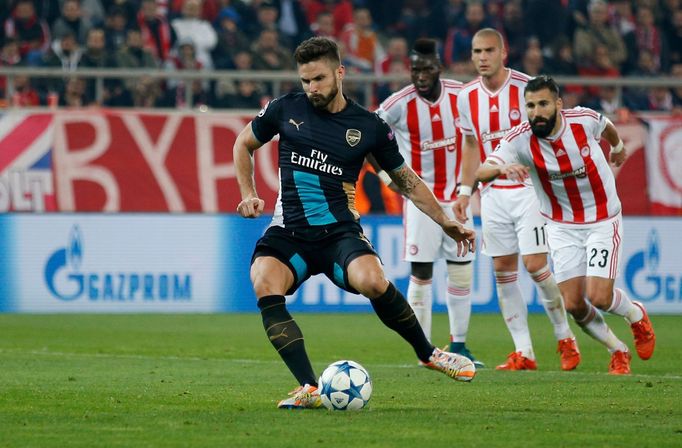 LM, Olympiakos -Arsenal: Olivier Giroud dává z penalty gól na 0:3