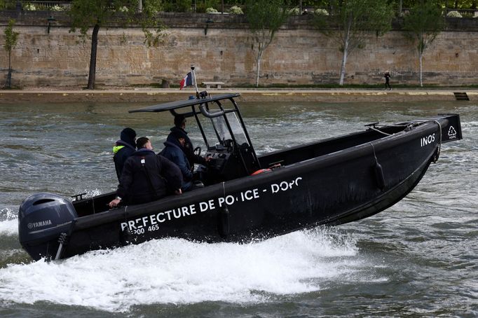 Paříž před olympiádou: policie na Seině