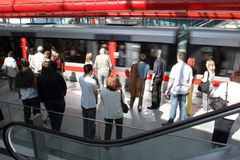 Průzkum: Nové stanice metra pasažeři moc nevyužívají