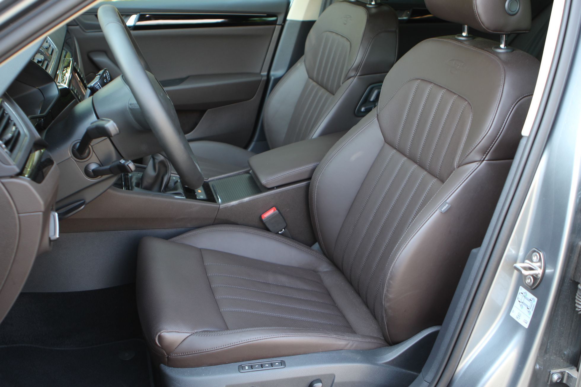 Škoda Superb Combi (2015) přední sedačky