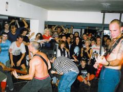 Koncert newyorské Hare Krišna hard core kapely Shelter, 3. září 1992.