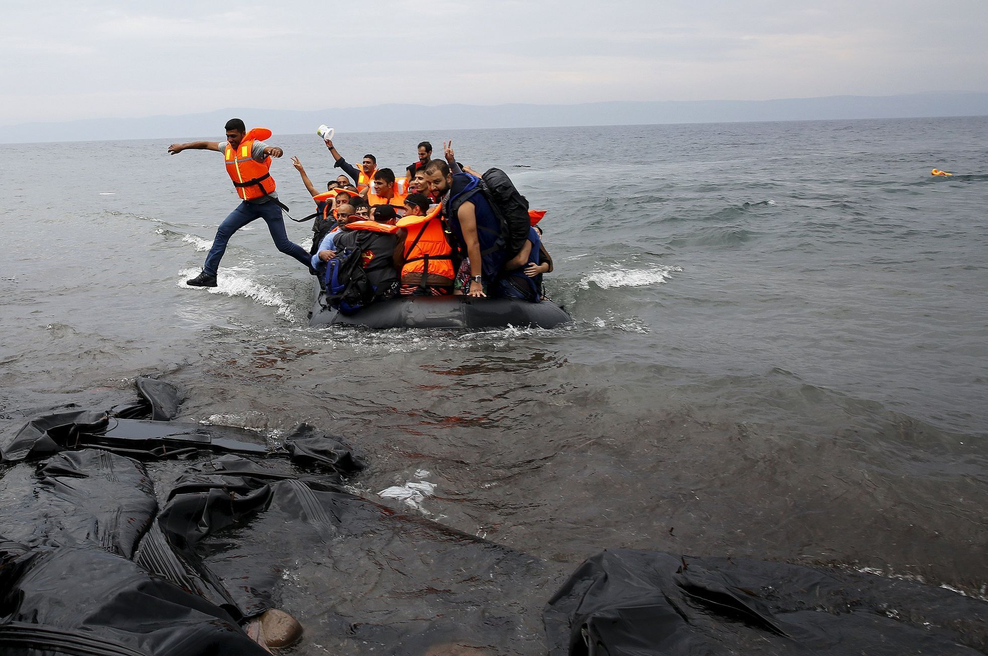 Syrští uprchlíci u břehů řeckého ostrova Lesbos.